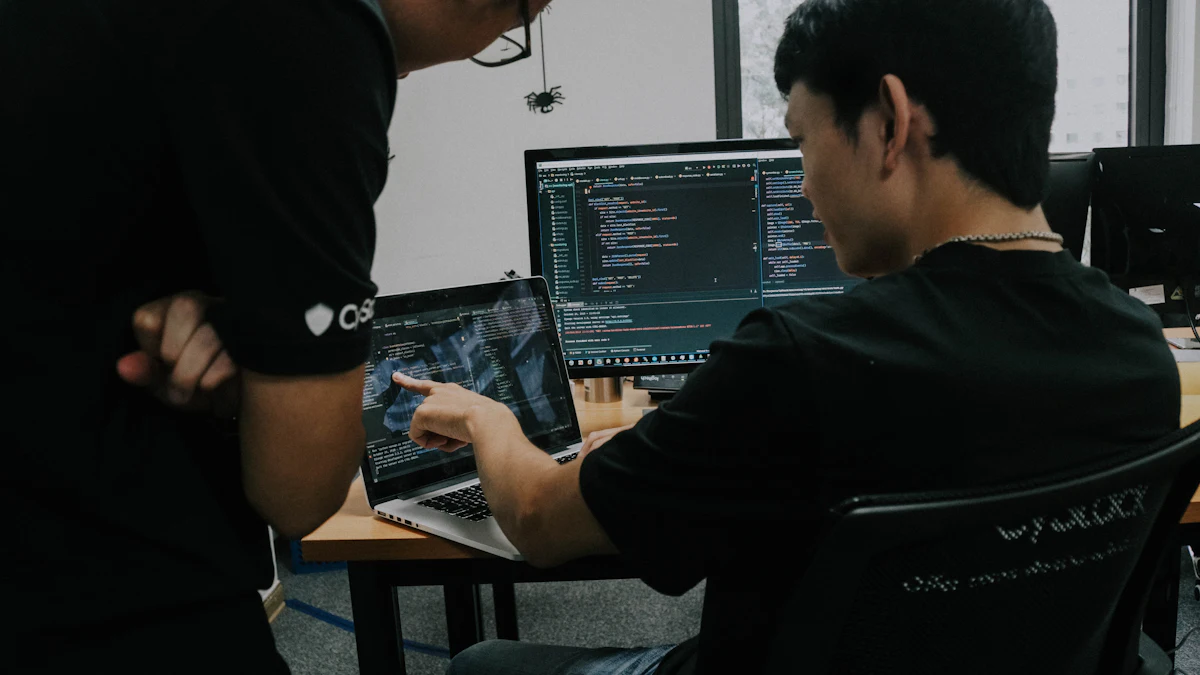 Dua rekan kerja bekerja di depan komputer di kantor